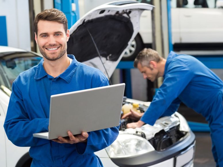 zwei Mechaniker, die die Reparatur und Wartung durchführen bei TOP Markenspezialist Autohaus Beier, Spezialist für Peugeot , Citroën in Umgebung Hamm, Ahlen, Beckum, Soest, Unna